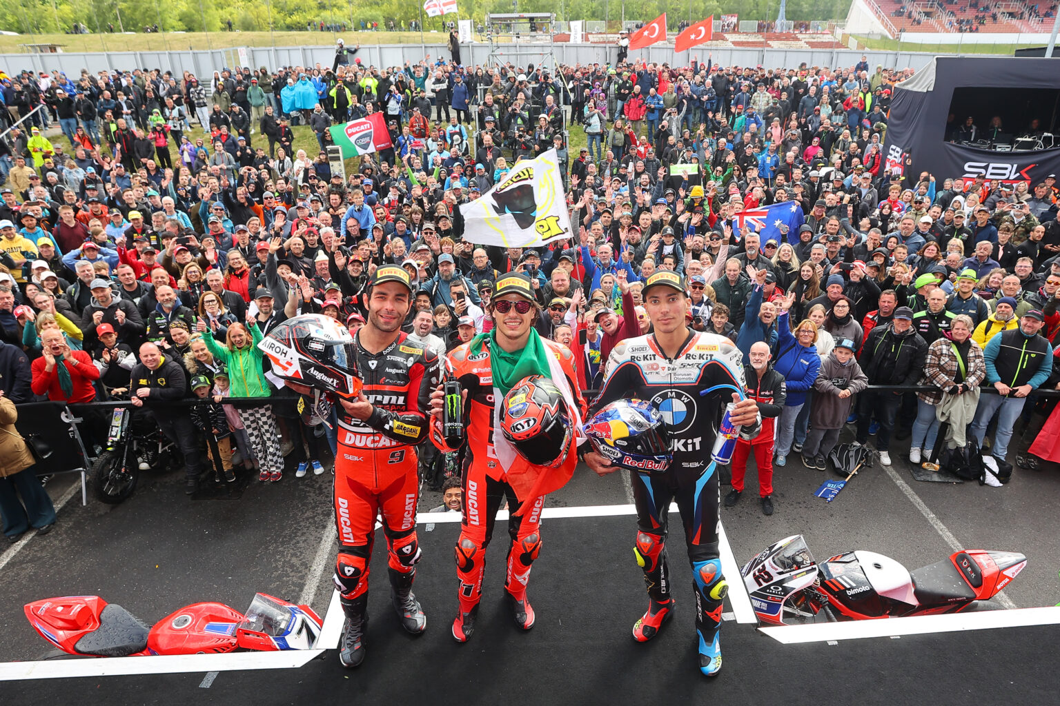„Az utolsó körben mindent feltettem egy lapra, hihetetlen volt” – Bulega hitetlenkedett a drámai második futamgyőzelem után Mostban